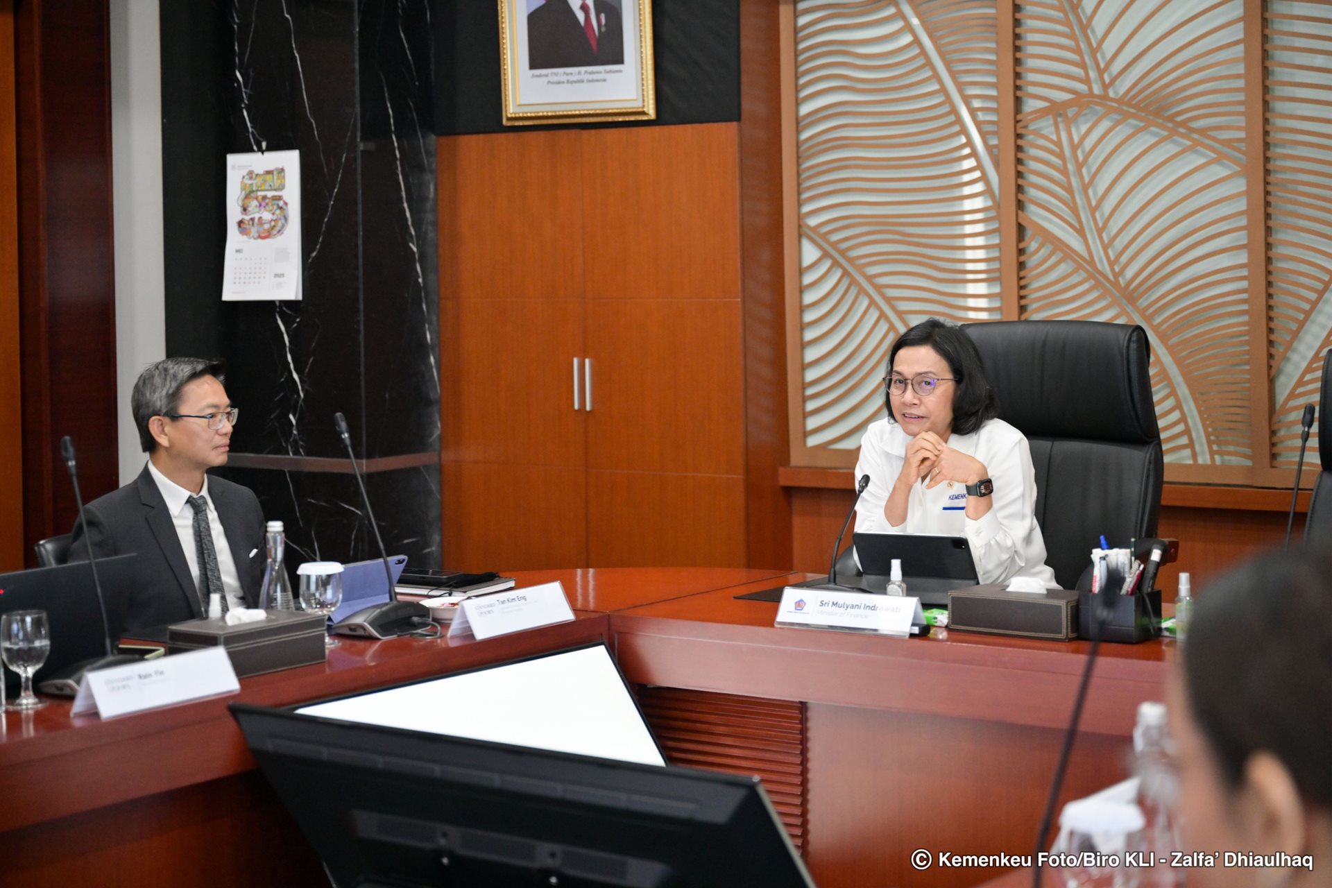 Menteri Keuangan (Menkeu), Sri Mulyani Indrawati, Senin (26/5)menerima kunjungan dari lembaga pemeringkat Standard & Poor’s (S&P) di kantor pusat Kementerian Keuangan. Menkeu Tegaskan Komitmen terhadap Kebijakan Fiskal yang Prudent