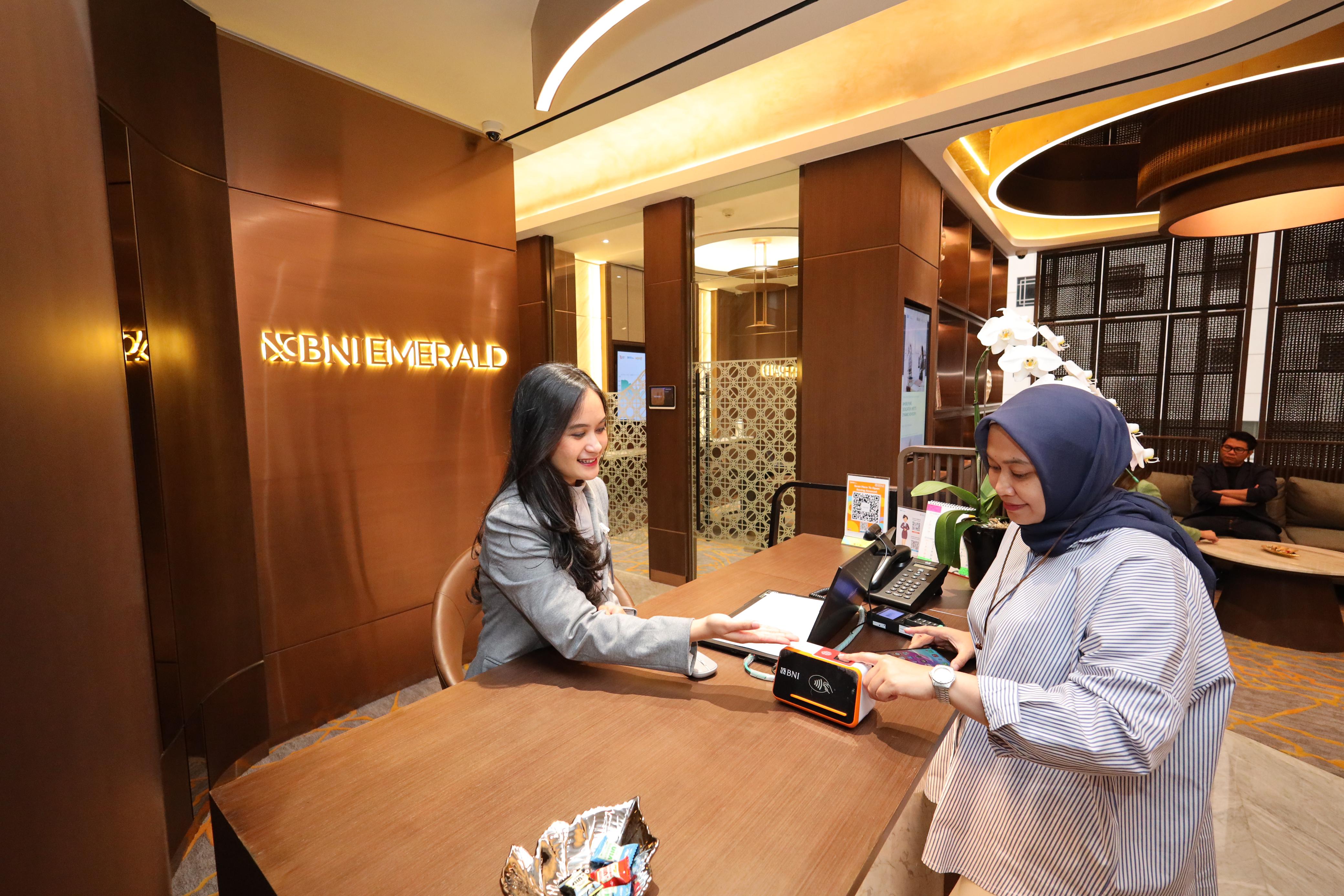 Receptionist BNI Emerald tengah melayani Nasabahnya. Sumber: Istimewa Bank BUMN Ini Catat Lonjakan DPK Nasabah Prioritas