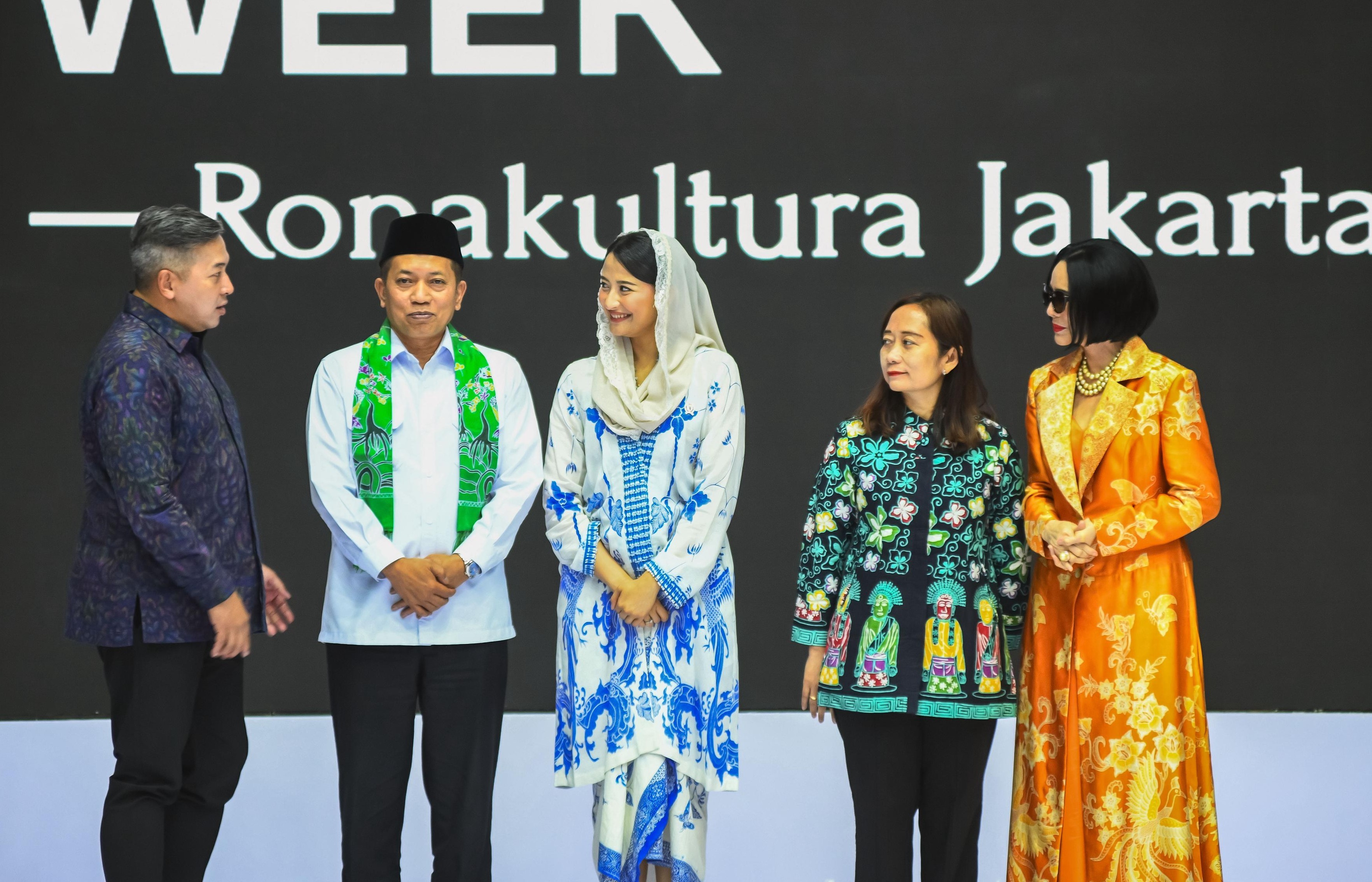 Direktur Network dan Retail Funding PT Bank Tabungan Negara (Persero) Tbk, Rully Setiawan bersama Wakil Menteri Koperasi RI Ferry Joko Juliantono, Wakil Menteri Perdagangan RI Dyah Roro Esti Widya Putri, President of Indonesia Fashion Week Poppy Dharsono dan Kepala Bidang Industri Pariwisata Dinas Pariwisata dan Ekonomi Kreatif Provinsi DKI Jakarta Puji Hastuti secara simbolis menekan Cube sebagai tanda pembukaan. (Foto: Endang Muchtar} Dukung Pengembangan Industri Fesyen, BTN IFW 2025 Resmi Digelar