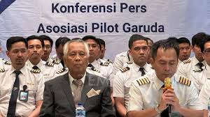 Pengacara OC Kaligis bersama Asosiasi Pilot Garuda dalam jumpa pers. Dok. Tempo. Hadapi Laporan Garuda ke Polisi, APG Gandeng Pengacara OC Kaligis