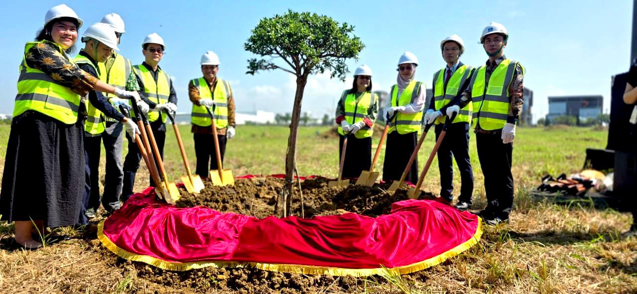 Pengurus Livzon Pharma Indonesia kala melakukan peletakan batu pertama pembangunan fasilitas API di Cikarang. FOTO - ISTIMEWA Telan Rp650 M, Livzon Indonesia Bangun Fasilitas Produksi API