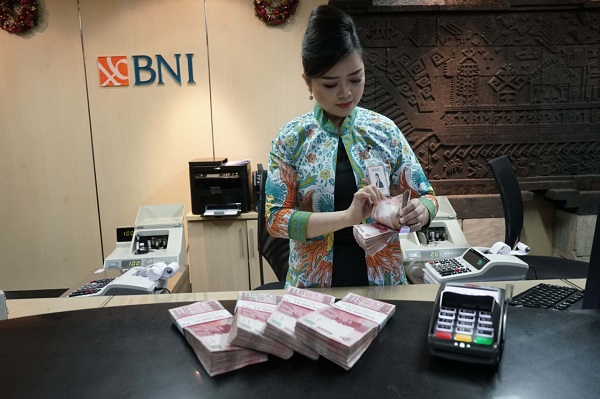 Perbankan menangkap peluang dari penurunan suku bunga acuan Bank Indonesia (BI) untuk memperkuat posisi likuiditas. Penurunan BI Rate Beri Ruang Perbankan Tingkatkan Likuiditas