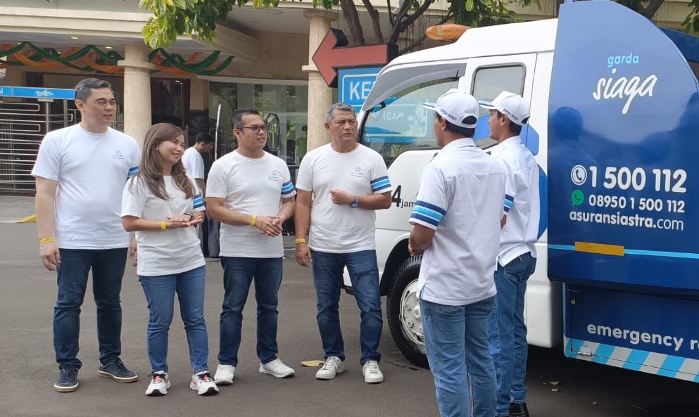 kiri-kanan: Marketing - Retail & Digital Business Director Asuransi Astra, Wisnu Kusumawardhana; Marketing - Commercial Health & Business Director Asuransi Astra, Indah Octavia; Technical Director Asuransi Astra, Mulia K.B. Siregar; President Director Asuransi Astra, Maximiliaan Agatisianus; serta kedua petugas Garda Siaga. Grup Astra Garda Oto Rayakan Hari Jadi Tiga Dekade Bersama Pelanggan