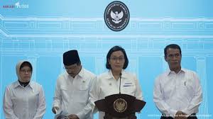 Menteri Keuangan Sri Mulyani Indrawati (dua kanan), Senin (2/5/2025), mengumumkan lima stimulus ekonomi untuk membantu masyarakat. Dok. BPMI Setpres. Diskon Tarif Listrik 50 Persen Batal, Simak Komentar Menteri Bahlil