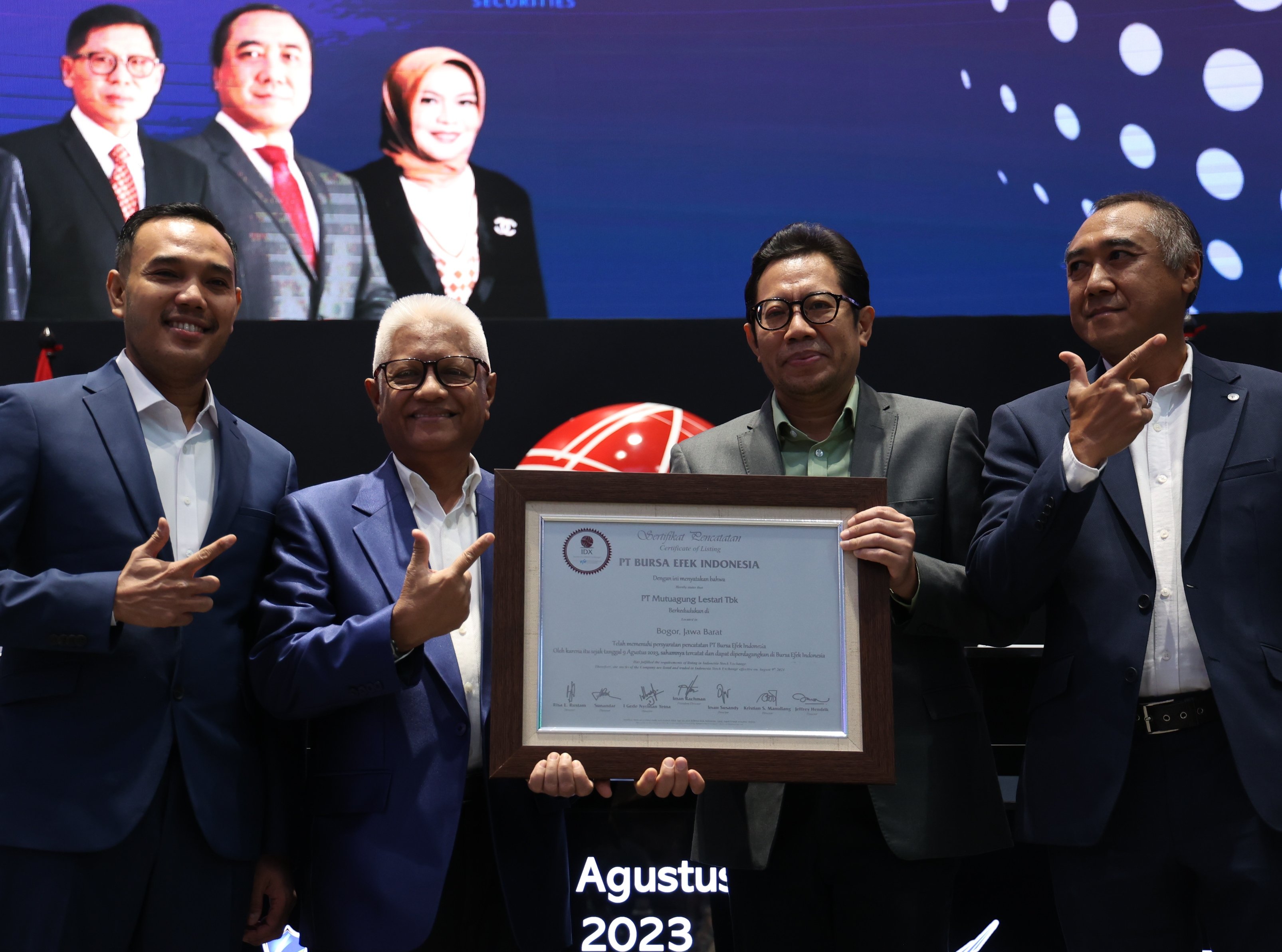 Pengurus Mutuagung menerima sertifikat Initial Public Offering dari Bursa Efek Indonesia. FOTO - ISTIMEWA Cum Date 11 Juni, Mutuagung (MUTU) Tebar Dividen Rp2,3 per Lembar