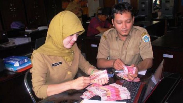 Gaji ke-13 Mulai Disalurkan, Diharapkan Dongkrak Daya Beli