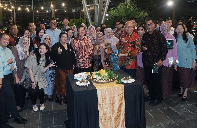 Direktur PT Nusasarana Pradipta (PT NSP) Sugianto (tengah) bersama Komisaris PT Grahaniaga Tatautama (PT GNTU), Indira Purwita, Komisaris PT NSP, Levellytha Mubarokah, dan Direktur Utama PT GNTU Chairul T Handinarno, hadir dalam acara Syukuran dan Perayaan hari jadi Financial Hall yang ke-31 tahun, di Jakarta, Rabu malam (4/6/2025). Financial Hall Jakarta Tegaskan Komitmen Lintas Generasi
