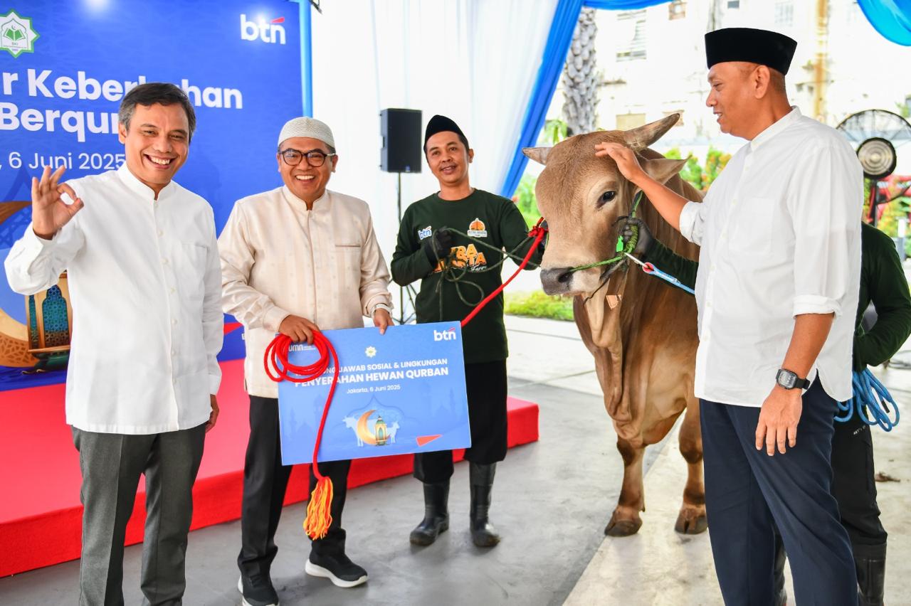 Direktur Utama BTN Nixon LP Napitupulu secara simbolis menyerahkan hewan kurban kepada Direktur Human Capital & Compliance BTN sekaligus Pembina Seksi Kerohanian Islam (SKI) BTN Eko Waluyo disaksikan Komisaris Independen BTN Pietra Machreza Paloh usai pelaksanaan Sholat Idul Adha 1446 H di Menara BTN Jakarta, Jumat, 6 Juni 2025. (Foto: Endang Muchtar). BTN Tebar Keberkahan Idul Adha 1446 H