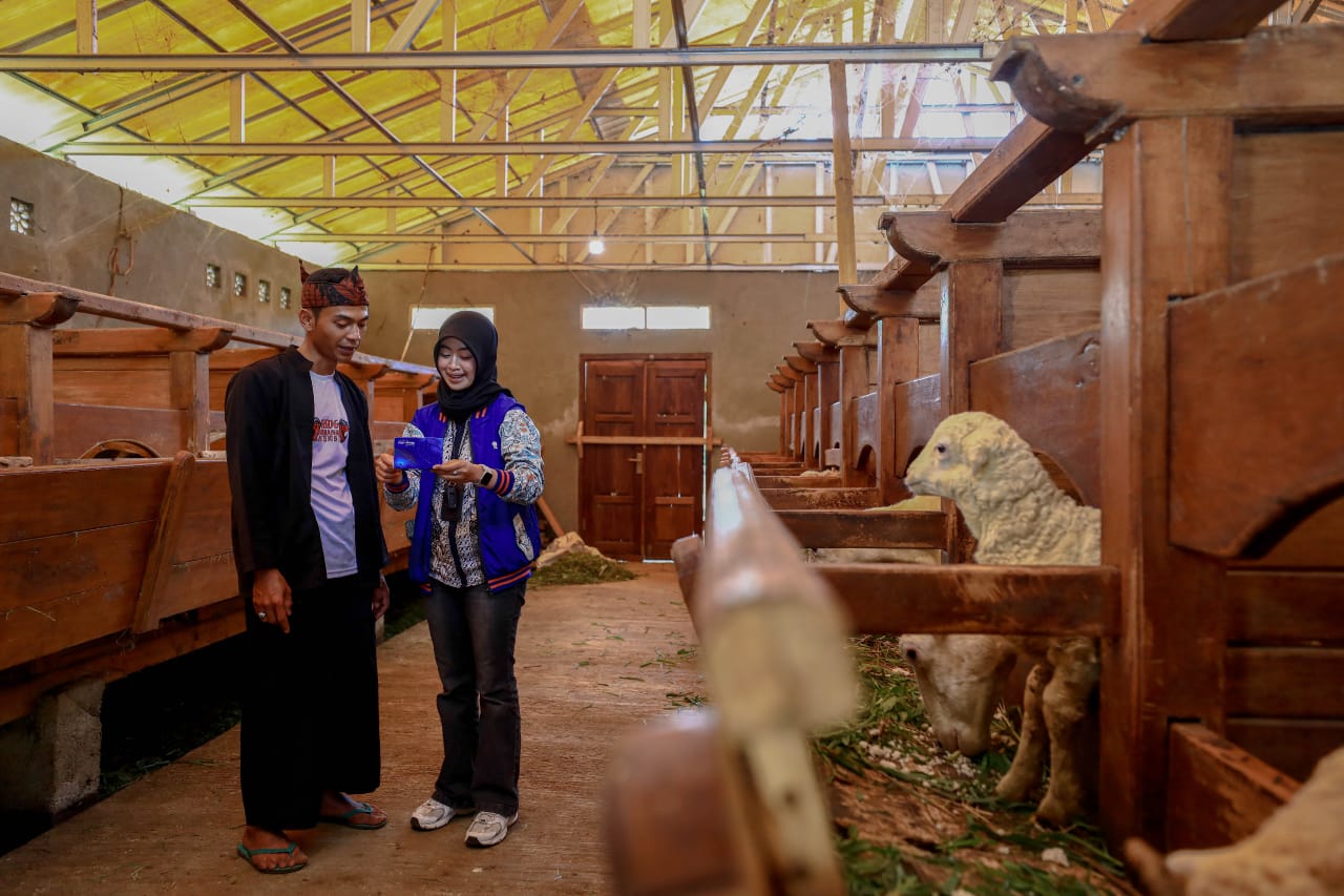 Bantuan BRI Peduli Untuk Peternak di Desa BRILiaN Sukalaksana Garut