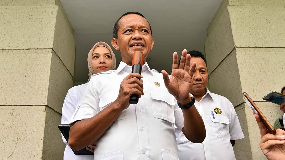 Menteri Energi dan Sumber Daya Mineral (ESDM) Bahlil Lahadalia menghentikan sementara kegiatan operasi PT GAG Nikel di Pulau Gag, Kabupaten Raja Ampat Kementerian ESDM Hentikan Sementara Operasi PT GAG Nikel