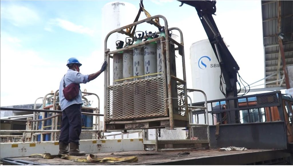 Petugas lapangan tampak mengatur penempatan tabung gas di area pabrik perseroan. FOTO - ISTIMEWA Cum Date 16 Juni, SBMA Tabur Dividen Rp4 per Helai