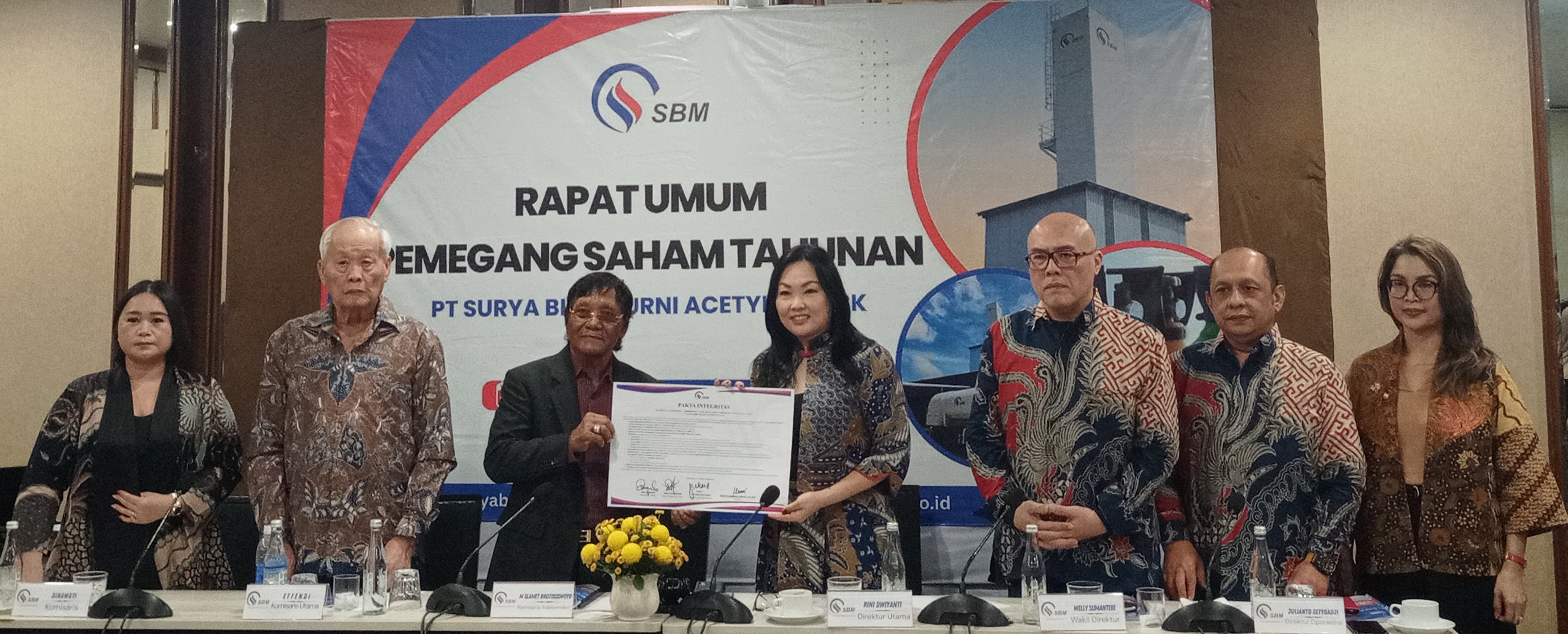 Kiri-Kanan: Dinawati Komisaris, Effendi Komisaris Utama, M. Slamet Brotosiswoyo Komisaris Independen, Rini Dwiyanti Direktur Utama, Welly Sumanteri Wakil Direktur Utama dan Julianto Setyoadji Direktur Operasional Surya Biru Murni usai pelaksanaan RUPS tahun buku 2024. FOTO - ISTIMEWA Konsisten Dividen! SBMA Beberkan Kinerja, dan Diversifikasi Bisnis
