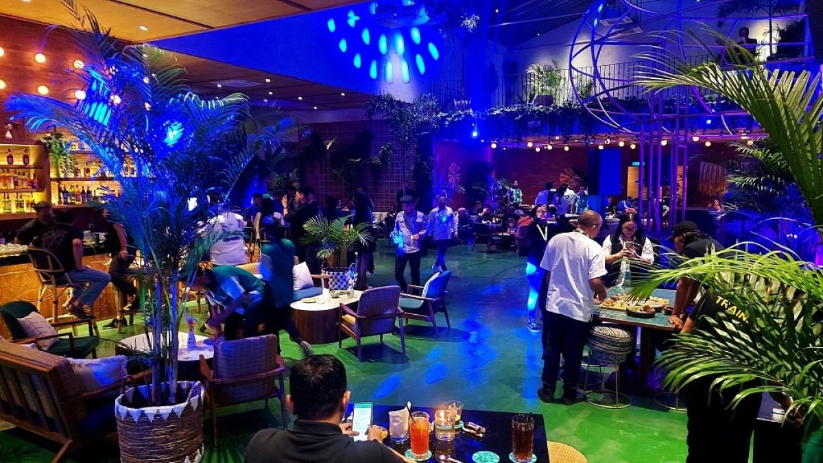 Sejumlah pengunjung memenuhi salah satu restoran dan cafe besutan Lucy In The Sky. FOTO - iSTIMEWA 2024 Tekor Rp12,7 M! LUCY Pilih Puasa Dividen