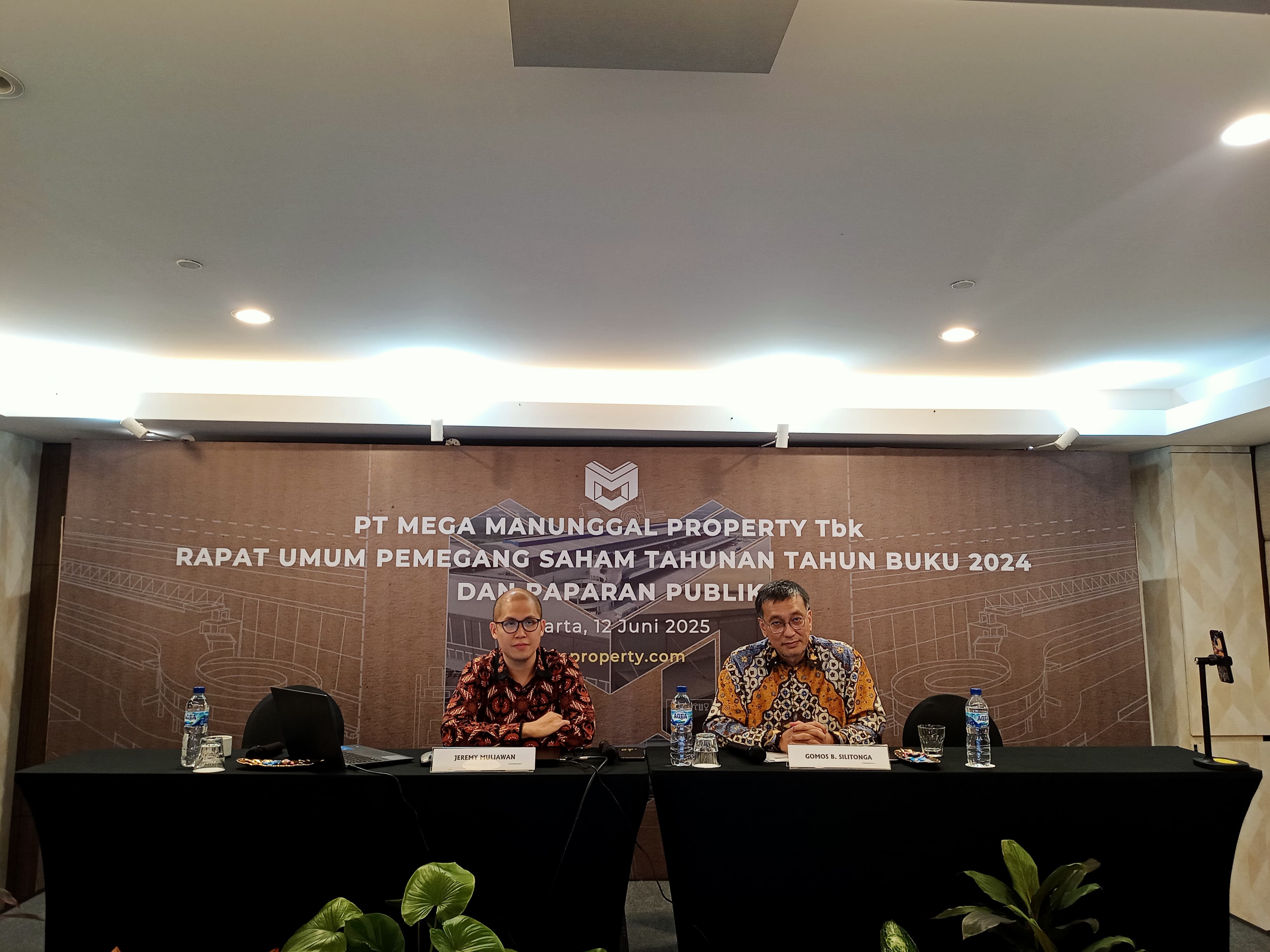Rapat Umum Pemegang Saham PT Mega Manunggal Property Tbk (MMLP), Kamis (12/6/2025) memutuskan membagikan dividen perdana sebesar Rp80 miliar atau Rp11,6 per lembar saham. Kinerja Terus Membaik, MMLP Bagikan Dividen Perdana Rp80 Miliar