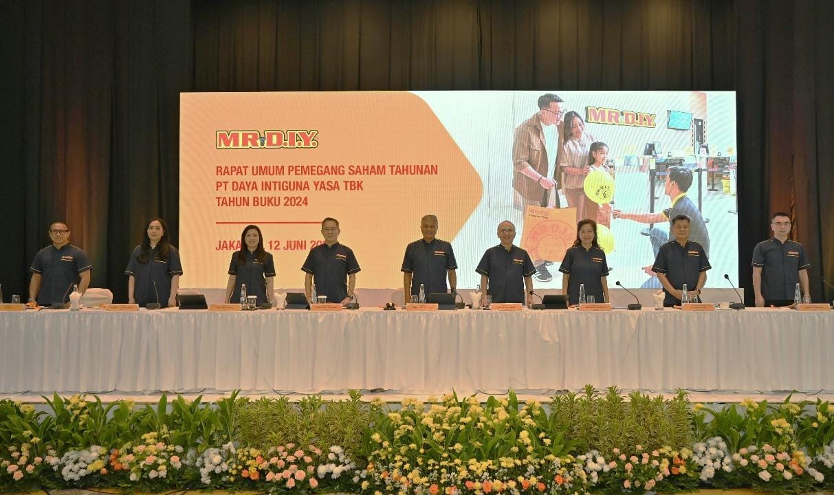 Ong Chu Jin Andrian, Komisaris Utama MR.D.I.Y. Indonesia (keempat kanan), Darwin Cyril Noerhadi, Komisaris MR.D.I.Y. Indonesia (tengah), Loo Chong Peng Komisaris Independen MR.D.I.Y. Indonesia (kedua kanan), Isni Tatiek Siddharta, Komisaris Independen MR.D.I.Y. Indonesia (ketiga kanan), Edwin Cheah, Direktur Utama MR.D.I.Y. Indonesia (keempat kiri), Rika Juniaty Tanzil, Chief Financial Officer MR.D.I.Y. Indonesia (ketiga kiri), Frida Herlina Marpaung, Chief People Officer MR.D.I.Y. Indonesia (kedua kiri), Hendra Kurniawan, Head of Retail Management MR.D.I.Y. Indonesia (kanan) dan Michael, Head of Commercial MR.D.I.Y. Indonesia (kiri) di RUPST MR.D.I.Y. Indonesia. MDIY Gelar RUPST Perdana, Ini Keputusannya