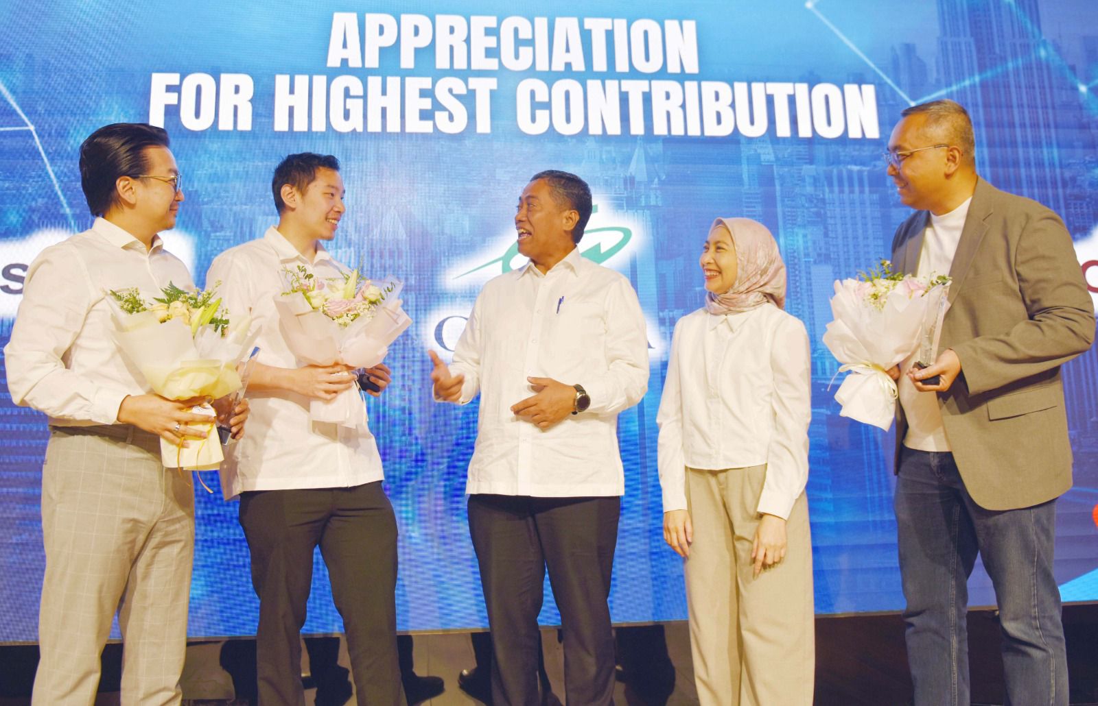 Direktur Consumer Banking BTN Hirwandi Gafar dan Mortgage and Secured Loan Division Head BTN Sri Soekminiarni menyerahkan 0penghargaan kategori Highest Contribution kepada tiga dari sepuluh developer strategis dalam acara Connect & Collaborate di Jakarta, Jumat (13/6).(Foto: Endang Muchtar). BTN Apresiasi Developer Penyumbang KPR Non Subsidi Terbesar
