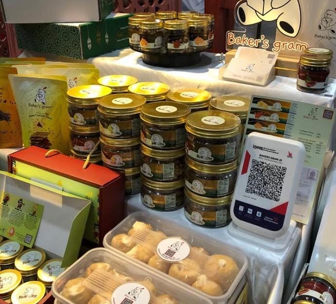 Perjalanan usaha sering kali berawal dari kecintaan pada tradisi keluarga. Inilah yang dialami Ratna, pemilik Baker’s Gram, sebuah UMKM di bidang kuliner yang telah berevolusi dari industri rumahan menjadi café modern dengan visi ekspor global. BRI Dorong UMKM Naik Kelas, Baker’s Gram Tembus Ekspor