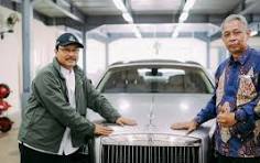 Menteri Sosial Saifullah Yusuf (kiri) dan mobil Rolls-Royce yang berhasil dilelang seharga Rp2,5 miliar. Dok. Kemensos. Rp2,5M Hasil Lelang Rolls Royce, Mensos Pakai Bantu Masyarakat Miskin