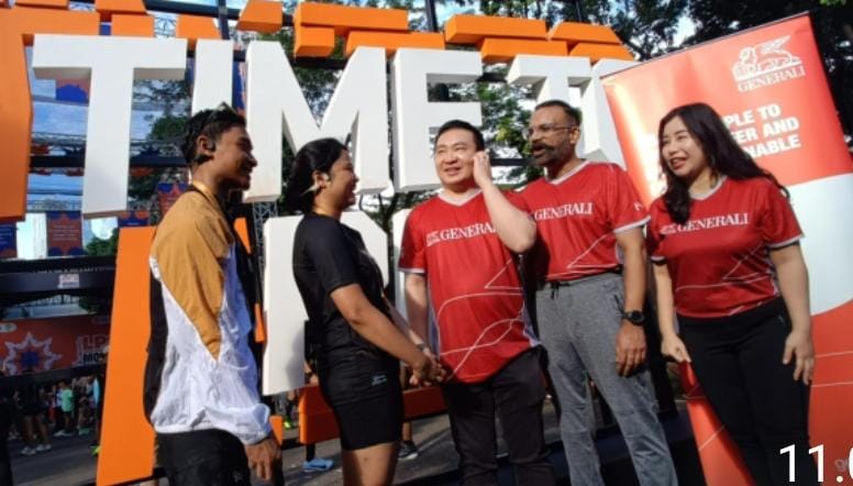 Direksi Generali Indonesia, Direktur/Chief Partnership Distribution, Amit Vakil (kedua dari kanan) dan Direktur/Chief Financial Officer, Chin Nyean Soon (tengah), yang didampingi oleh Chief Marketing Officer, Elia C. Wijaya (paling kanan) memberikan proteksi secara simbolis kepada perwakilan pelari LPS Monas Half Marathon 2025. Generali Indonesia Dukung Pelari LPS Monas Half Marathon