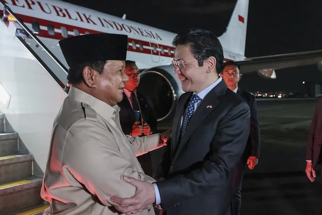 Perdana Menteri Singapura Lawrence Wong (kanan), menyambut Presiden Prabowo Subianto dalam kunjungan di Singapura, Minggu (15/6/2025). dok. Instagram/ @presidenrepublikindonesia. Jadi Investor Terbesar di Indonesia, Prabowo Puji Habis Singapura