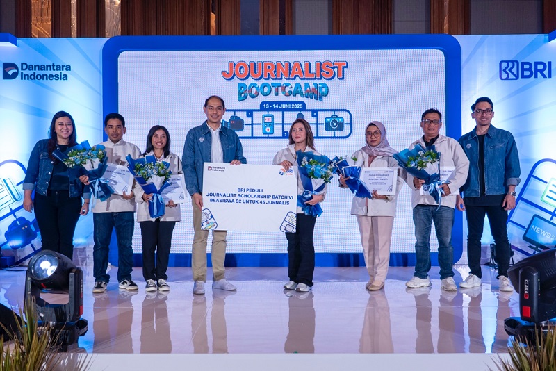 PT Bank Rakyat Indonesia (Persero) Tbk atau BRI kembali menegaskan komitmennya dalam memperkuat kolaborasi strategis dengan jurnalis, melalui pelaksanaan program BRI Fellowship Journalism 2025. Sebanyak 45 jurnalis dari berbagai platform media di Indonesia resmi dikukuhkan sebagai penerima beasiswa jenjang S2 dalam acara Inaugurasi yang berlangsung di Bogor, Jawa Barat pada Jumat (13/06). BRI Kukuhkan 45 Jurnalis Dapat Beasiswa Pascasarjana 2025
