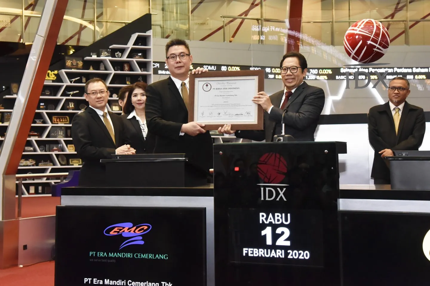 Potret listing perdana IPO saham IKAN pada (20/2/2020). Era Mandiri (IKAN) Sepakat Tak Bagi Dividen, Laba 2024 Buat Modal