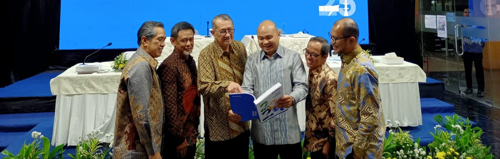 Dari kiri ke kanan: Ade Nurkholis (Direktur Operasional BUKAKA), Didin Saepudin (Direktur Marketing), Irsal Kamarudin (Direktur Utama), Afifuddin Suhaeli (Direktur Keuangan), Budi Hartono (Direktur Portofolio), direktur Teguh Wicaksana Sari. Dok. Ist. Sepanjang 2024, Bukaka Teknik Utama (BUKK) Catat Laba Rp512,44 Miliar