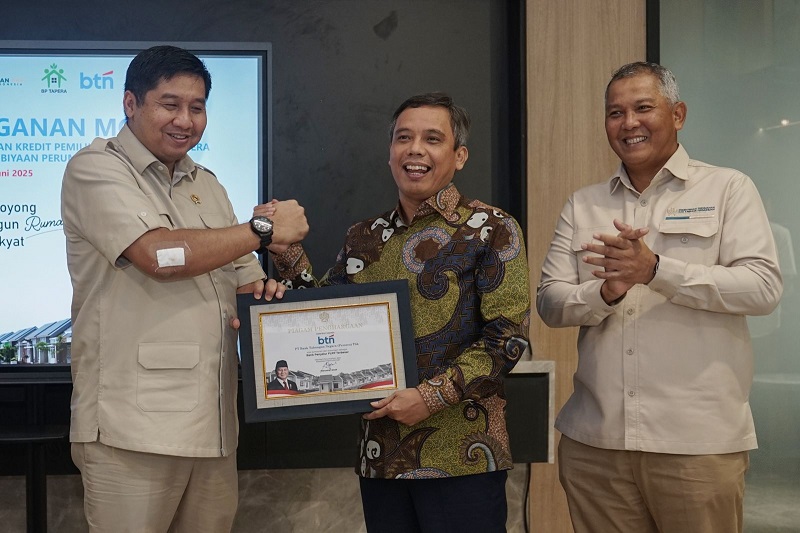 Menteri Perumahan dan Kawasan Permukiman (PKP) Maruarar Sirait menyaksikan Direktur Utama BTN Nixon LP Napitupulu dan Komisioner BP Tapera Heru Pudyo Nugroho menandatangani Perjanjian MOU Komitmen Dukungan Program Pembiayaan KPR Sejahtera FLPP di Jakarta, Rabu (18/6). (Foto:Endang Muchtar). Menteri PKP Apresiasi Komitmen BTN Dukung Rumah Rakyat