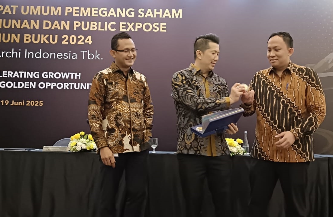 (Kiri ke kanan): Direksi ARCI, Hidayat Dwiputro Sulaksono (direktur), Rudy Suhendra (Dirut) Juanda (investor relations) berbincang bincang usai gelar RUPST Kamis (19/6). ARCI Bidik Ekspansi Berkelanjutan di 2025