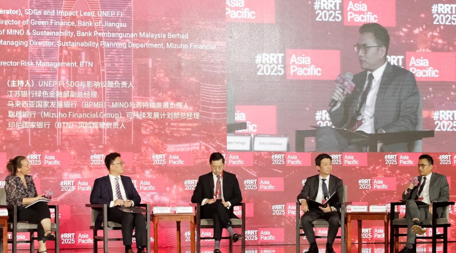 Direktur Risk Management PT Bank Tabungan Negara (Persero) Tbk Setiyo Wibowo (kanan), SDGs and Impact Lead United Nations Environment Programme Finance Initiative (UNEP FI) Careen Abb (kiri), Director of Green Finance Bank of Jiangsu Dong Shanning (kedua kiri), Head of MIND & Sustainability Bank Pembangunan Malaysia Berhad Joel Khaw (ketiga kiri), dan Managing Director Sustainability Planning Department Mizuho Financial Group Tappei Yamaga (kedua kanan) dalam UNEP FI Regional Roundtable on Sustainable Finance di Suzhou, China, Kamis (19/6). (Foto: Endang Muchtar) BTN Populerkan KPR Subsidi di Forum International