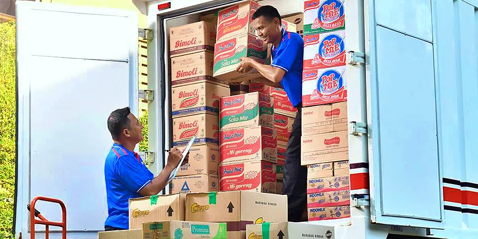 Tampak dua orang terlibat pembicaraan serius kala mendata produk andalan perseroan. FOTO - ISTIMEWA Cair 22 Juli, Indofood CBP (ICBP) Salurkan Dividen Rp250 per Lembar