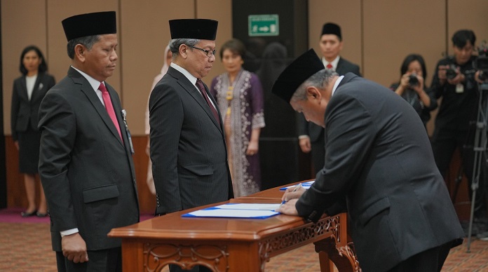 Gubernur Bank Indonesia (BI), Perry Warjiyo, melantik 2 (dua) pemimpin baru satuan kerja Kantor Pusat Bank Indonesia, pada hari Jumat (20/6) kemarin Transformasi Organisasi, Gubernur BI Lantik 2 Pemimpin Baru