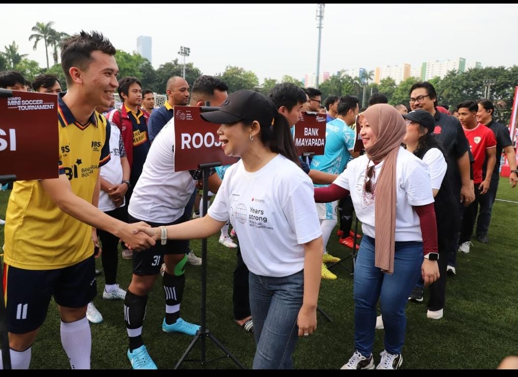 Keterangan foto (kiri ke kanan): Ismiyatun - Chief Operating Officer PT Sompo Insurance Indonesia ( Sompo Insurance Gelar Mini Soccer Tournament untuk Mitra Strategis