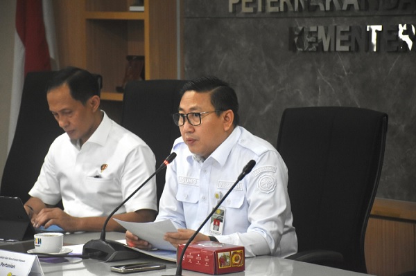 Direktur Jenderal Peternakan dan Kesehatan Hewan, Kementan, Agung Suganda, memberikan keterangan usai memimpin Rapat Koordinasi Perunggasan Nasional di Jakarta Selatan, Rabu (18/6/2025). Lindungi Peternak Rakyat, Kementan Tetapkan Harga Acuan Ayam Hidup