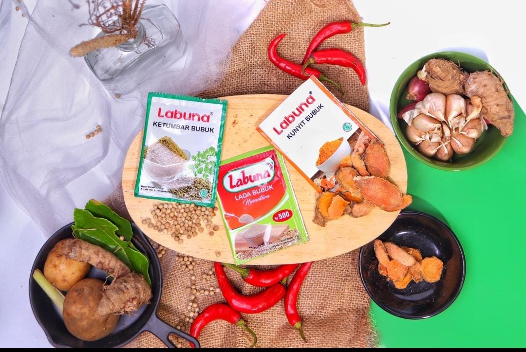 Di tengah dominasi merek rempah besar di pasar, produk lokal bernama Labuna tampil mencuri perhatian dan kini menjadi salah satu brand rempah andalan yang mengisi dapur-dapur Indonesia. UMKM Rempah Lokal Makin Mendunia, Labuna Bukukan Prestasi Bersama BRI