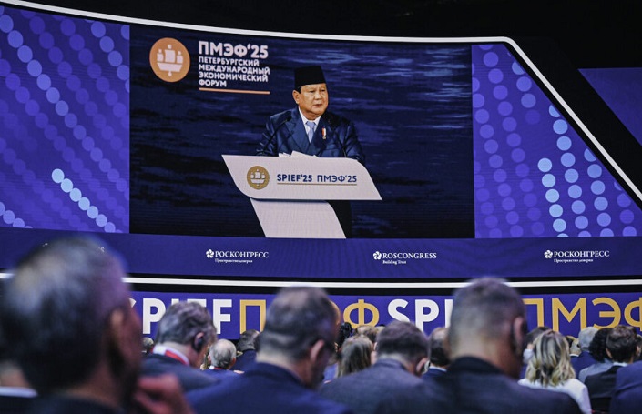 Presiden Prabowo Subianto memaparkan capaian dan prospek ekonomi Indonesia dalam pidatonya di ajang St. Petersburg International Economic Forum (SPIEF) di St. Petersburg, Rusia, Jumat (20/6) Prabowo Sebut Indonesia Segera Jadi Eksportir Beras dan Jagung