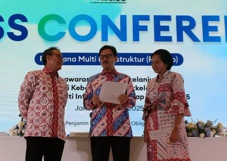 Dari (kiri ke kanan) Direktur Manajemen Resiko PT SMI, Pradana Murti, Dirut PT SMI, Reynaldi Hermansjah, Direktur Operasional Dan Keuangan PT SMI, Aradita Priyanti, usai peluncuran. Luncurkan Sustainable Funding Framework, SMI Rilis Obligasi Rp12T