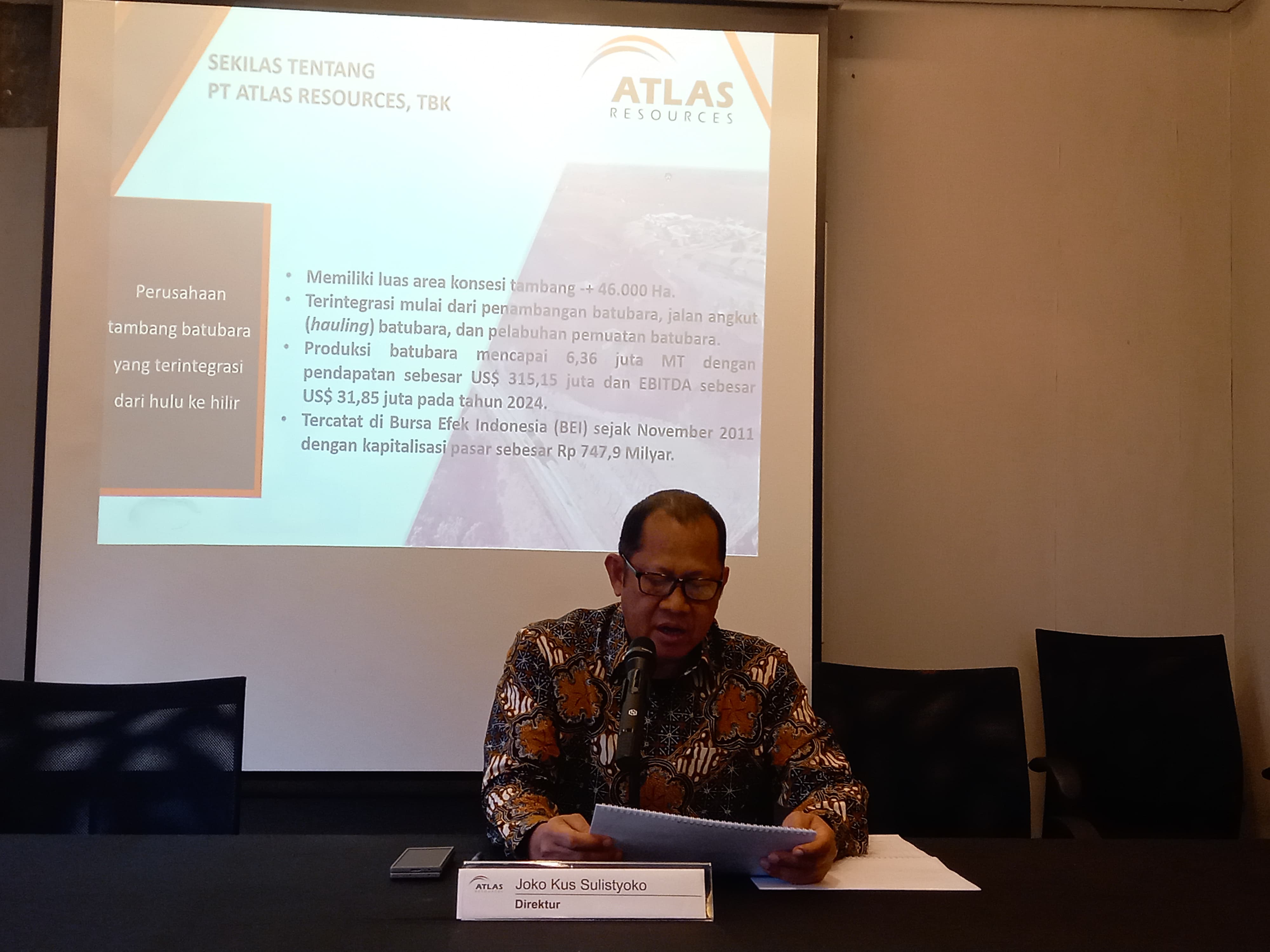 Direktur PT Atlas Resources Tbk (ARII), Joko Kus Sulistyoko saat paparan kinerja. Foto/Rizki EmitenNews Atlas Resources (ARII) Patok Penjualan Batu Bara 6 Juta Ton di 2025