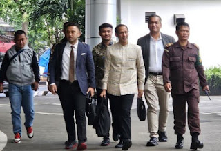 Nadiem Makarim (tengah) bersama tim pengacaranya, di Kejaksaan Agung, Senin (23/6/2025). Dok. Antara. Nadiem Jalani Pemeriksaan Soal Pengadaan Laptop Chromebook
