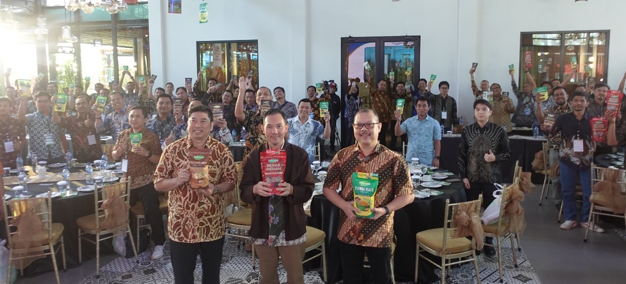 Manajemen HOKI memamerkan produk beras miliknya. Emiten Beras Ini Jadwalkan Pembagian Dividen Meski Rugi di 2024