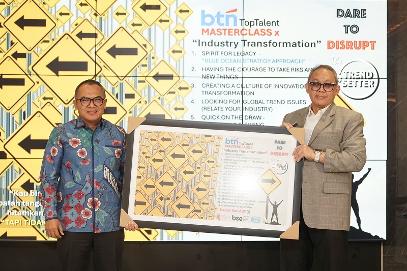 Direktur Human Capital & Compliance PT Bank Tabungan Negara (Persero) Tbk, Eko Waluyo, bersama Direktur Manajemen Sumber Daya Manusia dan Transformasi PT Wijaya Karya (Persero) Tbk, Hadjar Seti Aji, menghadiri Expert Talk Session bertajuk “Leadership Unplugged: Dare to Disrupt” di Menara BTN, Jakarta, Rabu (25/6). Kegiatan ini menjadi bagian dari strategi penguatan kapabilitas kepemimpinan di lingkungan BTN, sejalan dengan visi perusahaan sebagai Home of Indonesia’s Best Talent.(Foto: Endang Muchtar) BTN Siap Sambut Transformasi Global