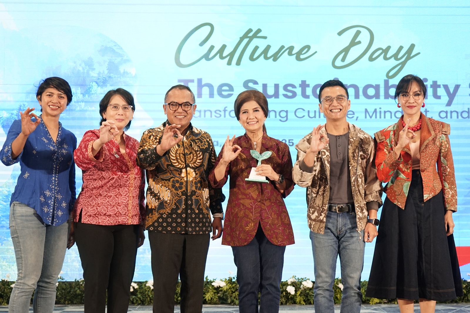 Direktur Human Capital & Compliance PT Bank Tabungan Negara (Persero) Tbk Eko Waluyo (ketiga kiri) bersama Direktur Risk Management BTN Setiyo Wibowo (kedua kanan), Co-Founder and Chairperson Forest, Nature, and Environment Aceh Foundation Farwiza Farhan (kiri), Vice President of Public Affairs, Communication, and Sustainability for Indonesia at Coca-Cola Europacific Partners Lucia Karina (kedua kiri), Ketua Bidang Riset dan Kajian Ekonomi Perbankan Perbanas Aviliani (ketiga kanan), serta Southeast Asia Regional Director of AVPN Dini Indrawati (kanan) berfoto bersama dalam acara Culture Day bertajuk “The Sustainability Shift: Transforming Culture, Mindset & Impact” di Menara BTN, Jakarta, Kamis (26/6). (Foto: Endang Muchtar) BTN Pacu Budaya Kerja Berkelanjutan