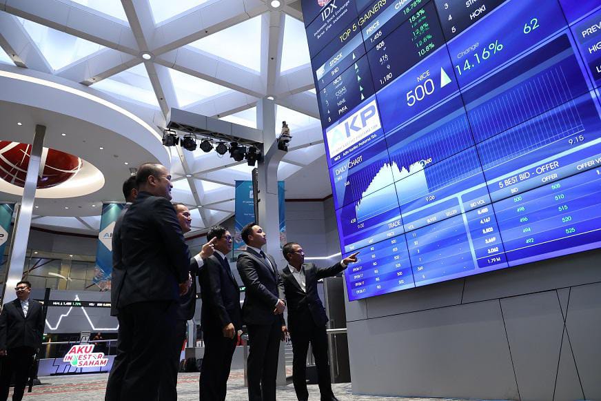 Manajemen NICE ketika mencatatkan sahamnya di BEI. Dua Pengendali NICE Borong Saham Rp405M
