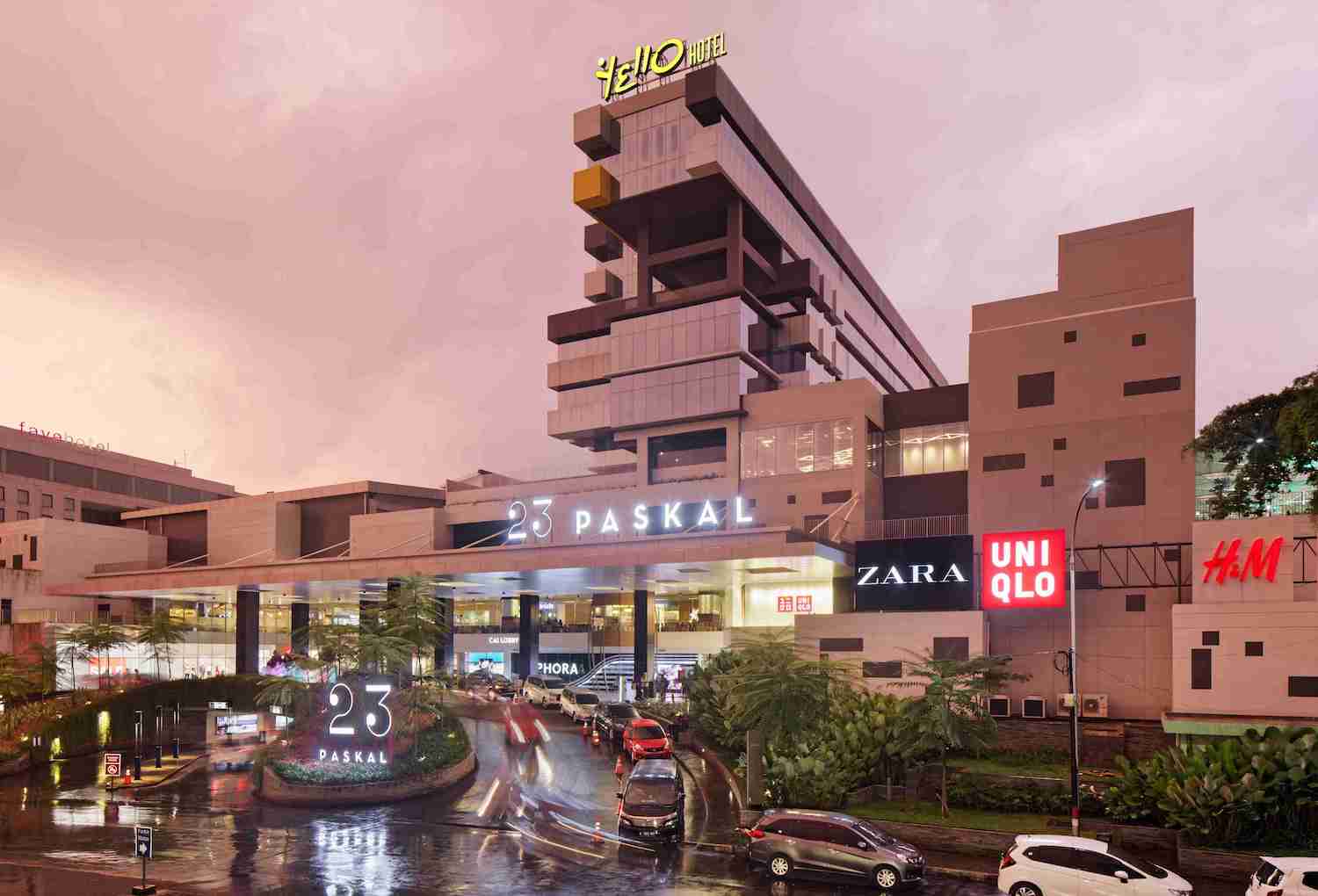 Yellow Hotel besutan Indonesian Paradise Property tampak ramai dengan antrean mobil pengunjung. FOTO - ISTIMEWA INPP Gulirkan Dividen Rp67 Miliar, Ikuti Jadwalnya