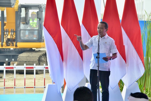 Menteri Energi dan Sumber Daya Mineral (ESDM) Bahlil Lahadalia mendorong agar terjadi keberlanjutan ekonomi pada daerah yang menjadi tuan rumah proyek pertambangan dan hilirisasi. Bahlil: Kita Jangan Sampai Jadi Negara Kutukan Sumber Daya Alam