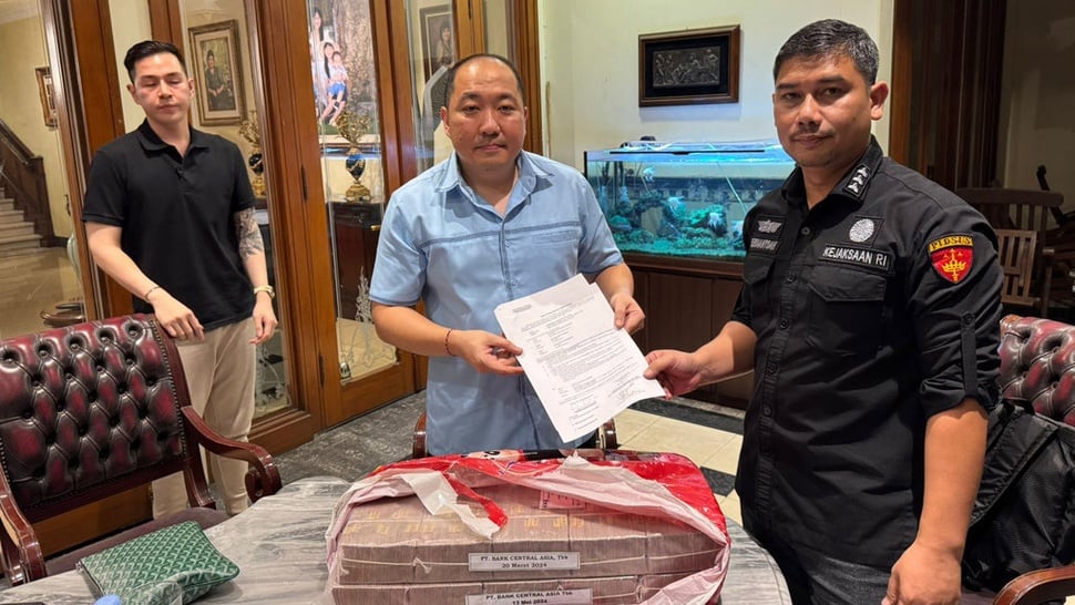 Dalam penggeledahan di rumah Direktur Utama PT Sritex, Iwan Kurniawan Lukminto, Senin (30/6/2025), penyidik Kejaksaan Agung menyita uang tunai Rp2 miliar. Dok. Humas Kejagung. Geledah Rumah Dirut Sritex, Kejagung Sita Uang Tunai Rp2 Miliar
