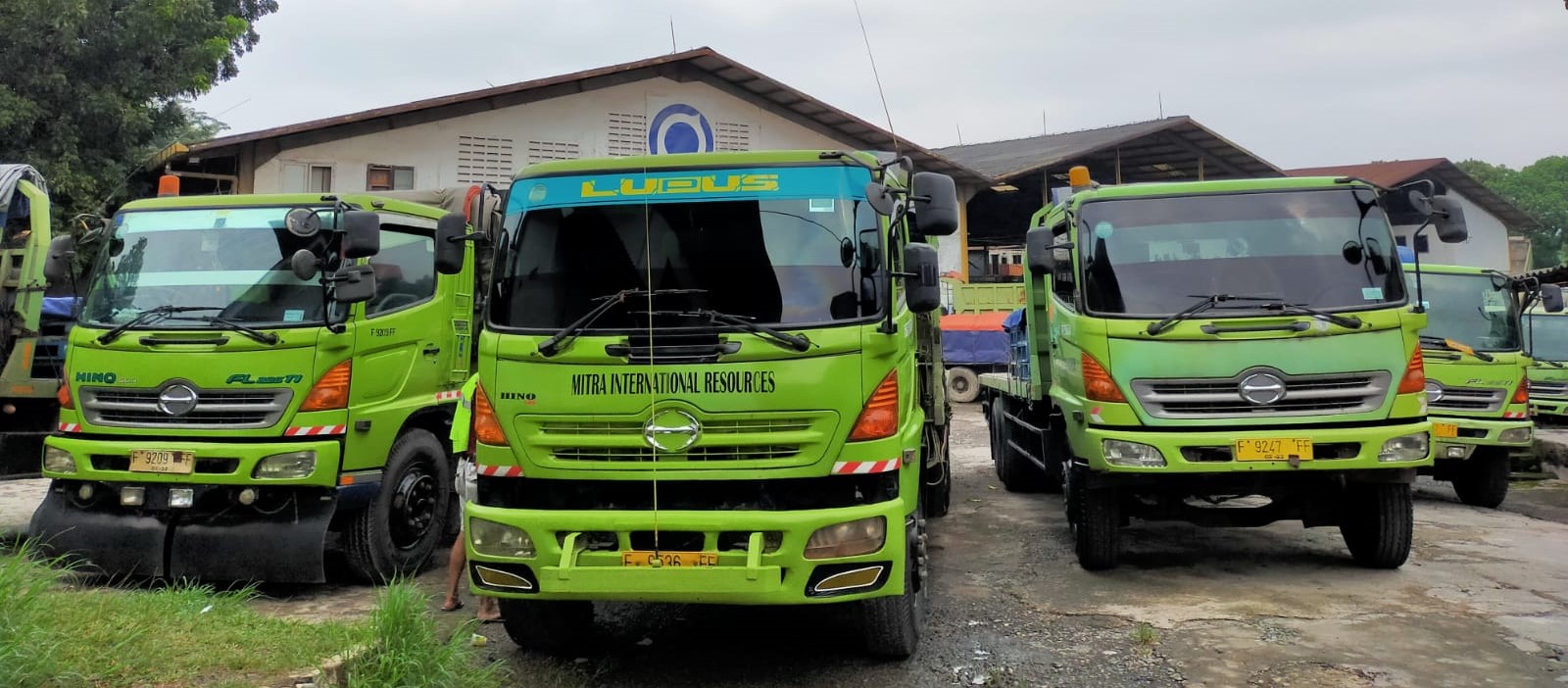 Sejumlah armada besutan Mitra Resources berjejer di area perkantoran perseroan. FOTO - ISTIMEWA Lanjut! Babah Alun Lego 196 Juta Saham Mitra Resources (MIRA)
