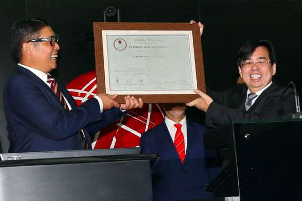 Pengurus Berkah Prima menerima sertifikat IPO dari Bursa Efek Indonesia. FOTO - ISTIMEWA Berkah Prima (BLUE) Guyur Dividen Rp23 per Lembar, Ikuti Jadwalnya