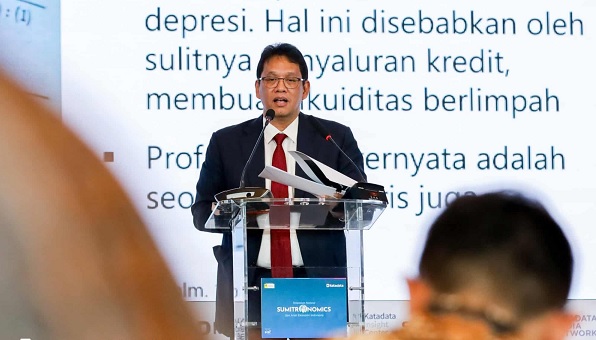 Ketua Dewan Komisioner LPS, Purbaya Yudhi Sadewa, saat menjadi pembicara di Forum Simposium Nasional Sumitronomics yang diselenggarakan oleh Alumni FEB UI bersama Katadata di Jakarta, Selasa (3/6/2025) LPS Akan Lakukan Penguatan Kapasitas SDM di BPR