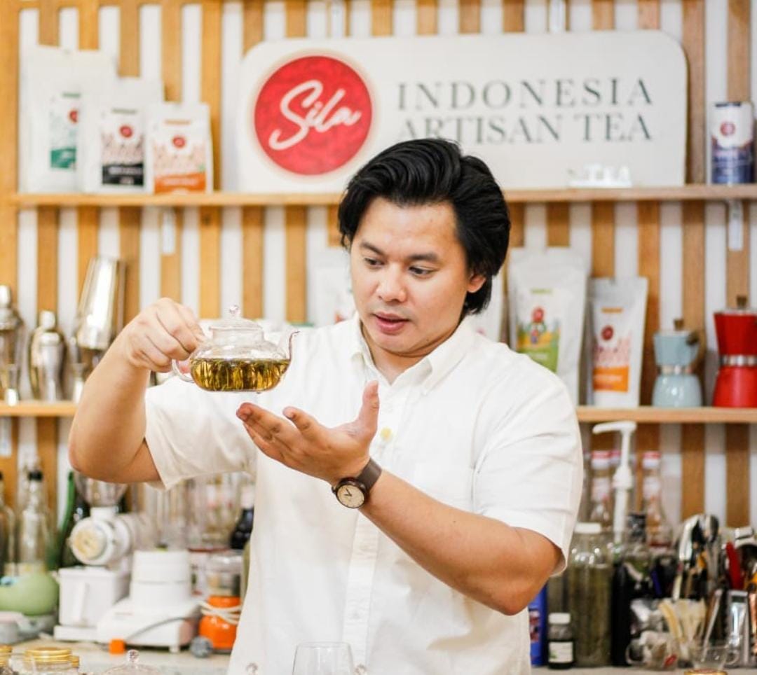 Bisnis teh lokal asal Bogor berkomitmen untuk memperkuat posisi teh Indonesia di pasar domestik sekaligus menembus pasar global. BRI Angkat UMKM Teh Bogor Tembus Rantai Pasok Dunia